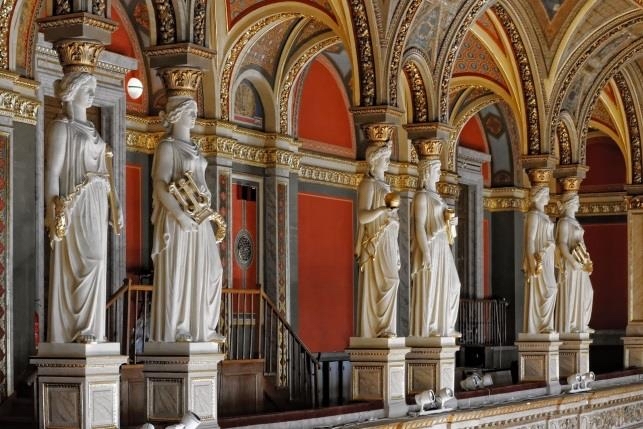 Az É-i oldal három K-i kariatida-párja