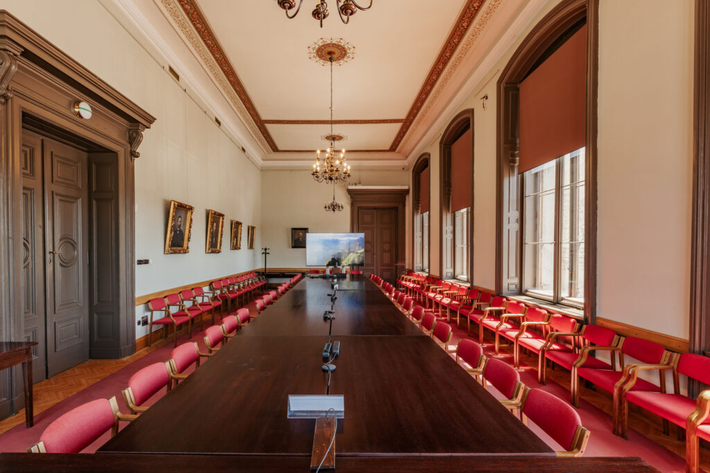 MTA Székház Elnöki Tanácsterem tárgyalóasztal székekkek