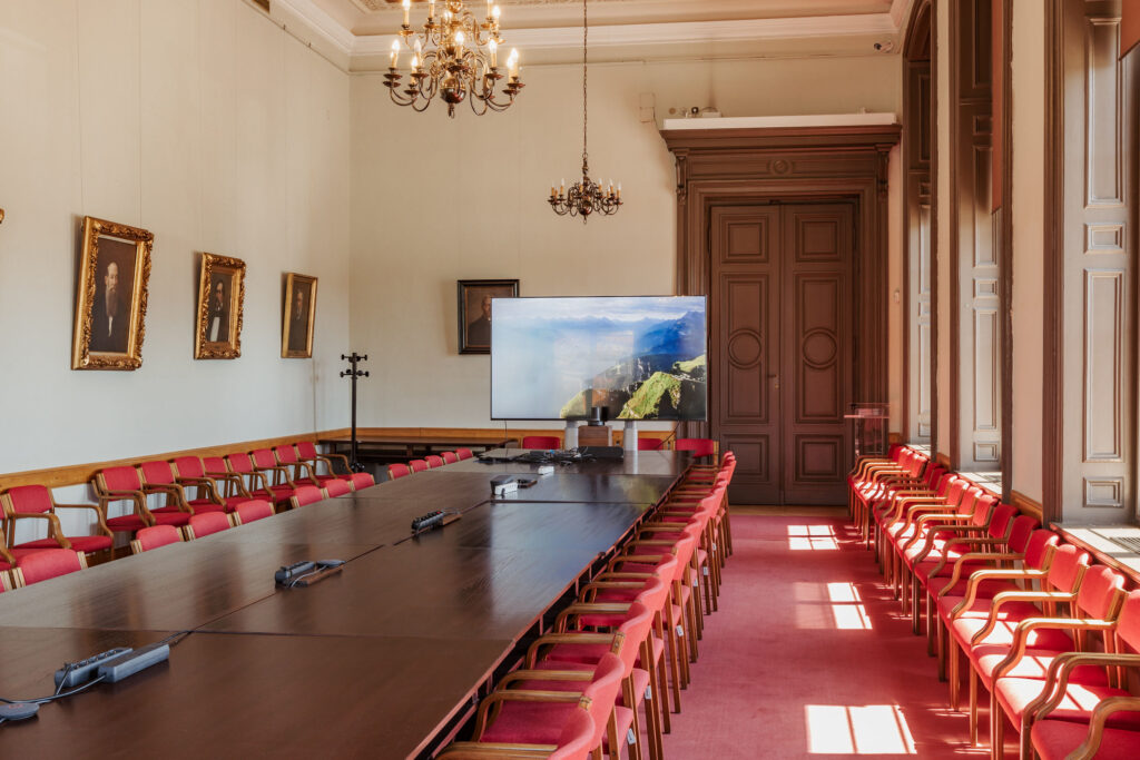 MTA Székház Elnöki Tanácsterem tárgyalóasztal székekkek + TV