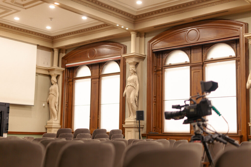 MTA Székház Nagyterem előadó asztal oszlopok