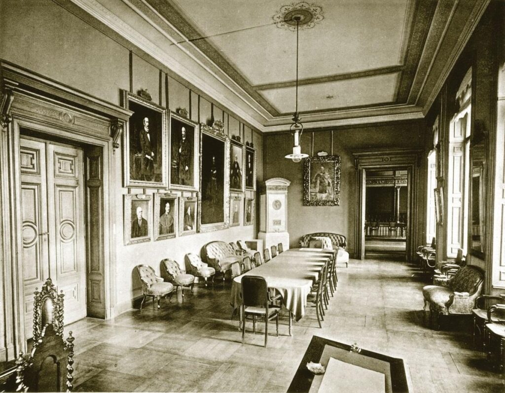 Az elnöki szoba a díszterem (Ny) felé, Erdélyi Mór felvétele, 1894–1905 között, FSzEK BpGy, ltsz.